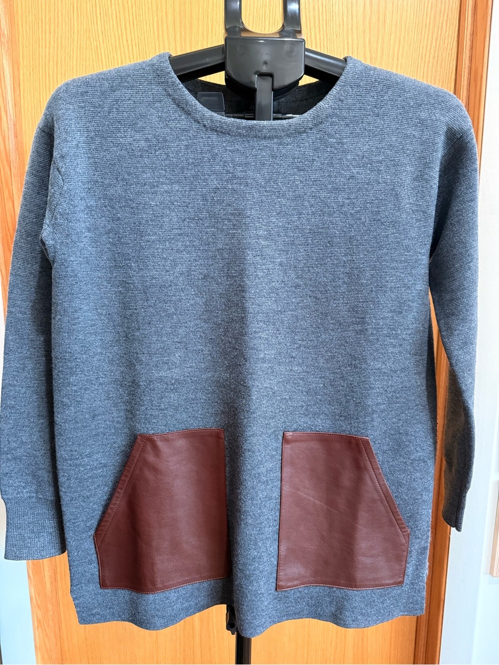 J Crew Womens Gray 100% Merino
Wool Pullover Sweater 100%
Leather Pockets size X